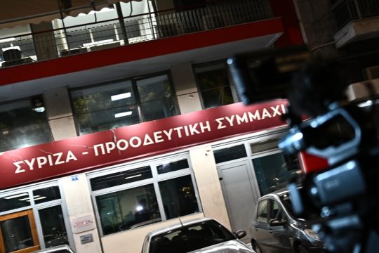 Πυρά ΣΥΡΙΖΑ μετά τη συνάντηση Μητσοτάκη - Μακρόν: «Είμαστε κάθετα αντίθετοι στην πυρηνική ομπρέλα»